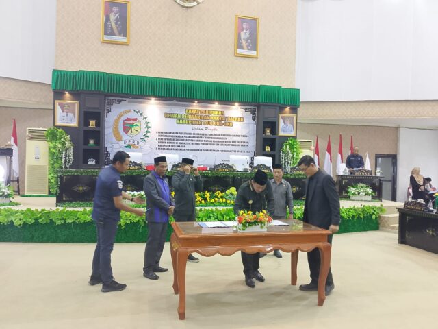 Bupati Ilham Lawidu saat melakukan penandatanganan persetujuan bersama atas rancangan peraturan daerah pertangungjawaban APBD tahun anggaran 2024 bersama tiga pimpinan DPRD Tojo Una-Una, Rabu 23 Juli 2025