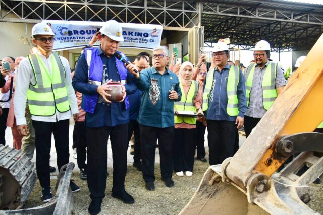 Gubernur Gorontalo Gusnar Ismail saat menghadiri Ground Breaking pada perbaikan jalan di Kota Gorontalo. (Foto : Humas Pemprov Gorontalo)