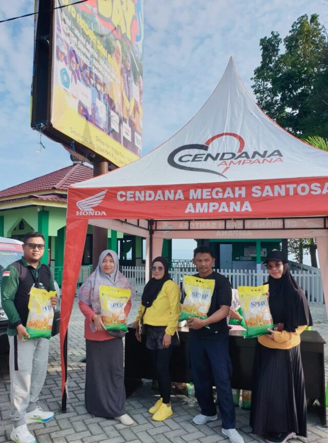 Ketua TP-PKK Tojo Una-Una Ny.Hajar Lawidu bersama Camat Ampana Kota, Moh. Awali saat penyaluran beras Stabilisasi Pasokan dan Harga Pangan (SPHP) secara simbolis kepada masyarakat Ampana Kota, Minggu 27 Juli 2025.