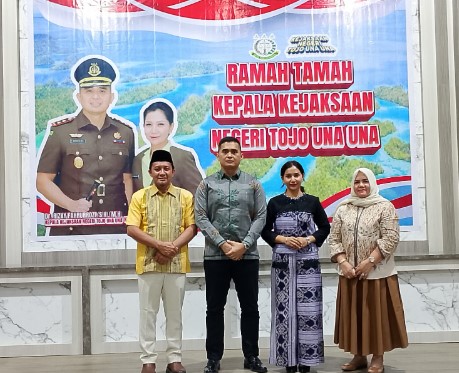 Bupati Tojo Una-Una, Ilham Lawidu, menyambut hangat kedatangan Kepala Kejaksaan Negeri (Kejari) yang baru,Dr. Rizky Fachrurrozi, S.H., M.H., pada Minggu malam (27/7). Foto : Budi Dako