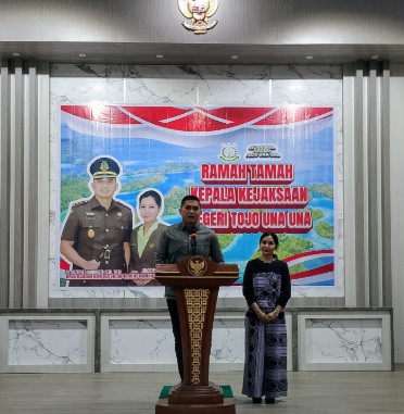 Dr. Rizky Fachrurrozi, S.H., M.H., resmi menjabat Kepala Kejaksaan Negeri Tojo Una-Una. Ia tampil penuh semangat dan optimisme dalam ramah tamah perdananya bersama masyarakat, Minggu (27/7) malam. Foto : Budi Dako