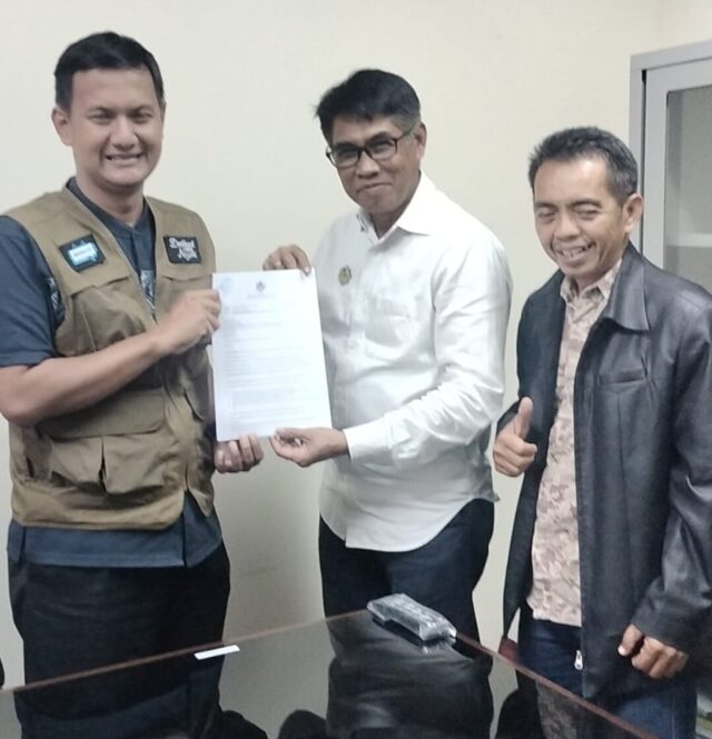 Ketua Umum DPP PJS, Mahmud Marhaba didampingi Ketua Divisi Humas DPP PJS, M. Yasir saat menyerahkan dokumen pendaftar calon konstituen Dewan Pers kepada Ketua Komisi Penelitian, Pendataan dan Ratifikasi Dewan Pers, Yogi Hadi Ismanto, Selasa (29/07/2025) di kantor Dewan Pers. Foto : Budi