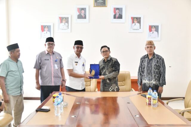 Pemerintah Kabupaten Bolaang Mongondow Timur (Boltim) kembali menunjukkan komitmen terhadap peningkatan sumber daya manusia dan pembangunan daerah. Hal ini ditandai dengan penandatanganan Kesepakatan Bersama antara Bupati Boltim, Oskar Manoppo dengan dua perguruan tinggi, yaitu Rektor Universitas Gorontalo, Dr. Sofyan Abdullah, SP, MP. dan Rektor Institut Kesehatan dan Teknologi Jainuddin (INJADI) , Ns. Eko Susilo, S.Kep., M.Kes, Kesepakatan bersama ini mencakup kerja sama dalam mendukung pembangunan daerah serta pelaksanaan Tri Dharma Perguruan Tinggi, yang meliputi pendidikan, penelitian, dan pengabdian kepada masyarakat. Kolaborasi ini bertujuan untuk memperkuat sinergi antara pemerintah daerah dan institusi pendidikan tinggi dalam rangka percepatan pembangunan sumber daya manusia di Kabupaten Bolaang Mongondow Timur. Bupati Oskar Manoppo menyampaikan bahwa kerja sama ini merupakan langkah nyata pemerintah daerah dalam mendorong peningkatan Indeks Pembangunan Manusia (IPM) di Boltim. “Kemitraan ini menjadi wujud komitmen kita untuk memajukan kualitas pendidikan serta meningkatkan pelayanan kepada masyarakat melalui sinergi dengan perguruan tinggi. Harapannya, IPM Boltim akan terus meningkat melalui kolaborasi ini,” ujar Bupati. Sementara, Ketua Yayasan INJADI, Jainuddin Damopolii, mengatakan pihaknya siap menjadi mitra aktif dalam mendukung kemajuan Boltim, khususnya bidang pendidikan dan kesehatan. Ia juga menyampaikan inisiatif pemberian beasiswa bagi putra-putri Boltim. “sebagai wujud nyata dukungan terhadap peningkatan IPM Boltim, kami akan memberikan program beasiswa satu orang per desa. Ini adalah bentuk komitmen kami untuk menjadikan pendidikan yang lebih merata,” sebutnya. Mantan Wakil Walikota Kotamobagu ini menambahkan, INJADI akan membuka kelas perkuliahan di Tutuyan untuk para mahasiswa yang berdomisili di seputaran ibukota kabupaten. “ini tidak hanya akan menghemat biaya transportasi dan akomodasi, tetapi juga memungkinkan lebih banyak anak-anak daerah melanjutkan pendidikan tinggi,” tuturnya. Senada disampaikan Rektor Universitas Gorontalo, Dr. Sofyan Abdullah, SP, MP, bahwa penandatanganan kesepakatan bersama ini menjadi wujud komitmen Universitas Gorontalo untuk membangun sinergi sehingga dapat memperluas dampak positif bagi masyarakat melalui inovasi, riset dan pengembangan SDM. “Dengan adanya kesepakatan bersama ini, diharapkan akan lahir program-program kolaboratif yang mendukung peningkatan kualitas dan kapasitas lulusan serta kontribusi nyata bagi pembangunan di Boltim,” imbuhnya.