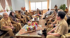 Bupati Morowali Utara Delis Julkarson Hehi dan Bupati Tojo Una-Una Ilham Lawidu menandatangani kesepakatan batas wilayah, Senin (4/8). Setelah bertahun-tahun tarik-ulur, dua kabupaten bertetangga ini akhirnya menyudahi sengketa tapal batas dengan komitmen nyata di lapangan. Foto : Budi