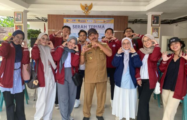 Serah terima resmi 168 mahasiswa KKN Tematik Gelombang II Tahun 2025 oleh Universitas Muhammadiyah Jember kepada pemerintah Kecamatan Gumukmas dan desa-desa lokasi pengabdian, Selasa (5/8). Foto : Sofyan