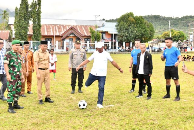 Bupati Oskar Manoppo Buka Turnamen Sepak Bola Bupati Cup dan Pentas Seni Budaya Memeriahkan HUT ke-80 RI