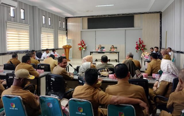 Anggota DPR RI Komisi II, Longki Djanggola, menerima aspirasi masyarakat Tojo Una-una dalam reses, didampingi Bupati Ilham Lawidu dan jajaran pejabat daerah Selasa 5 Agustus 2025. Masyarakat menyuarakan kebutuhan mendesak akan akses jalan produksi yang layak sebagai prioritas pembangunan. Foto : Budi