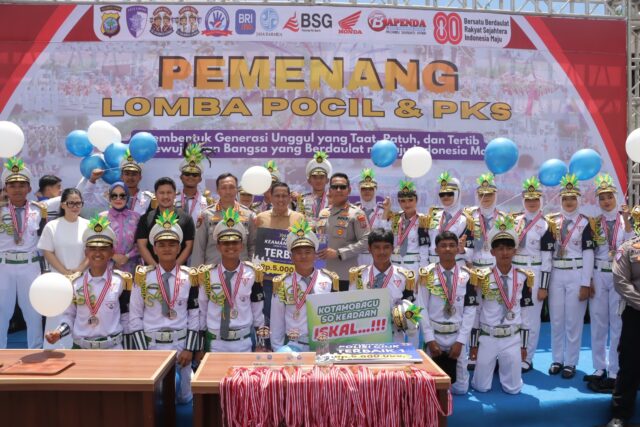 Spektakuler! Raih Juara 1 Lomba Pocil dan PKS, Polres Kotamobagu Harumkan BMR Sebagai Satu-satunya Perwakilan yang Lolos Grand Final KOTAMOBAGU - Prestasi membanggakan kembali ditorehkan oleh Polres Kotamobagu melalui Tim Polisi Cilik (Pocil) dan Patroli Keamanan Sekolah (PKS) yang masing-masing berhasil menjuarai lomba Pocil tingkat Polda Sulawesi Utara. Dalam ajang bergengsi tersebut, Polres Kotamobagu menjadi satu-satunya perwakilan dari wilayah Bolaang Mongondow Raya (BMR) yang berhasil menembus babak grand final, sekaligus berhasil memborong masing-masing juara 1 di kategori Pocil dan juag PKS, Sabtu (02/07/2025). Kapolres Kotamobagu AKBP Irwanto SIK MH yang kompak hadir bersama Wali Kota Kotamobagu dr. Wenny Gaib Sp.M dan Wakil Wali Kota Kotamobagu Rendi Virgiawan Mangkat SH MH menyampaikan rasa bangga atas pencapaian luar biasa para generasi muda binaan Polres Kotamobagu ini. Lebih dari sekadar kemenangan, momen ini juga menjadi ajang strategis dalam memperkenalkan kekayaan budaya tanah Totabuan di tingkat Provinsi Sulawesi Utara. Dengan balutan penampilan yang penuh semangat serta sentuhan unsur budaya lokal, para anggota Pocil dan juga PKS sukses memukau dewan juri dan penonton. Tak hanya itu, prestasi ini juga membuka peluang lebih besar untuk memperkenalkan kekayaan budaya Bolaang Mongondow Raya (BMR) dengan tampil di Kantor Gubernur Sulawesi Utara pada puncak peringatan HUT Kemerdekaan RI ke-80, 17 Agustus mendatang. Penampilan nanti bukan sekadar seremoni, melainkan representasi resmi kebanggaan daerah BMR yang dibawa oleh anak-anak terbaik Totabuan. Keberhasilan ini menjadi bukti nyata komitmen Polres Kotamobagu dalam membentuk karakter generasi muda yang disiplin, berprestasi, dan cinta budaya. Sekaligus memperlihatkan bahwa lewat semangat kebersamaan, pendidikan karakter, dan kecintaan pada budaya lokal, Kotamobagu mampu bersinar di tingkat provinsi.