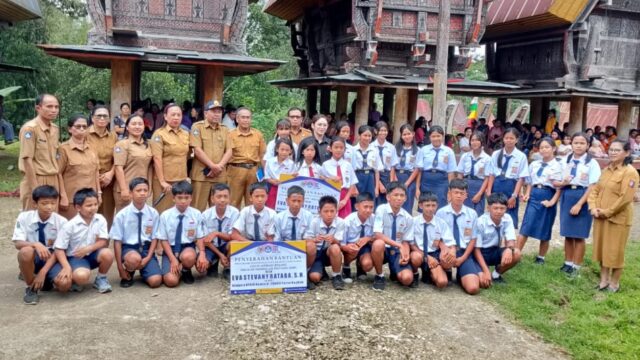 Anggota DPR RI Fraksi NasDem, Eva Stevany Rataba, saat menyerahkan secara simbolis Bantuan Program Indonesia Pintar (PIP) jalur aspirasi 2025 di Tongkonan Taruna, Sangalla, Tana Toraja Senin 04/08/2025. Foto : Syarif