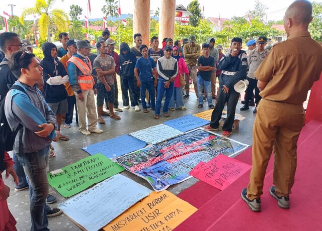 Puluhan warga dari Desa Borone, Urundaka, dan Uemakuni turun ke jalan pada Selasa, 5 Agustus 2025, menolak keras aktivitas tambang pasir milik PT. Estetika Karya Utama. Foto : Budi