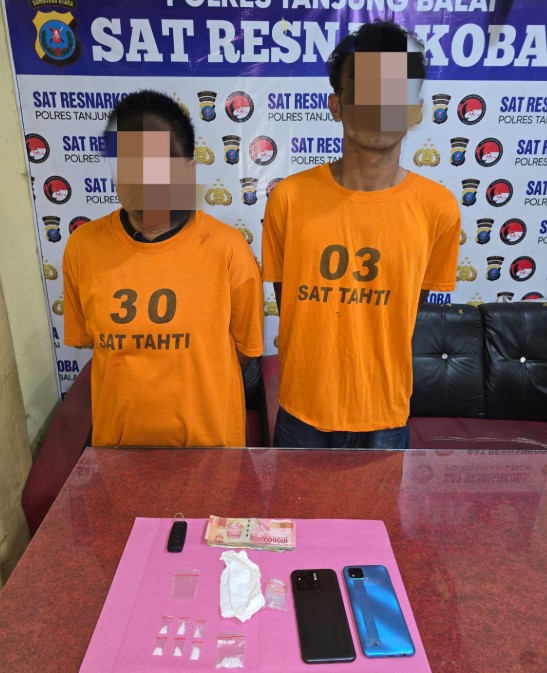 Dua pengedar sabu berhasil diringkus dalam penggerebekan dramatis yang terjadi Selasa dini hari (5/8). Foto : Rio