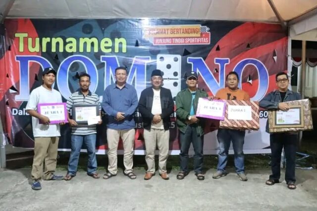 Ajang seru dalam rangka HUT ke-80 RI & Hari Jadi ke-60 Tanjab Barat ini berakhir meriah pada Selasa malam (5/8). Digelar sejak Jumat di halaman Kantor Bupati, turnamen disambut hangat oleh peserta dan penonton dari berbagai kalangan. Foto : Jun