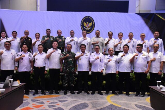 Wakil Bupati Boltim Argo V. Sumaiku menghadiri Rapat Koordinasi Nasional yang diselenggarakan oleh Kementerian Koordinator Bidang Politik dan Keamanan Republik Indonesia (Kemenko Polkam) dengan tema “Penguatan Komponen Cadangan dan Komponen Pendukung dalam Rangka Mendukung Pertahanan Semesta di Wilayah Sulawesi Utara", Rabu (6/8/2025). Rapat koordinasi ini dilaksanakan di Four Points by Sheraton Manado dan dipimpin langsung oleh Asisten Deputi Koordinasi Doktrin dan Strategi Pertahanan Kemenko Polkam. Kegiatan ini bertujuan memperkuat sinergi antara pemerintah pusat dan daerah dalam memperkuat sistem pertahanan semesta, sebagaimana diamanatkan dalam Undang-Undang Nomor 23 Tahun 2019. Pemerintah Kabupaten Boltim diwakili oleh Wakil Bupati Argo V. Sumaiku, yang hadir bersama jajaran Organisasi Perangkat Daerah teknis, sebagai bentuk keseriusan daerah dalam mendukung agenda strategis nasional terkait pertahanan rakyat semesta. Dalam forum ini, Gubernur Sulawesi Utara, Mayjen TNI (Purn) Yulius Selvanus, S.E., menyampaikan paparan bertema “Peran Strategis Pemerintah Daerah Sulawesi Utara dalam Penguatan Komcad dan Komduk untuk Pertahanan Semesta”. Ia menekankan pentingnya peran aktif daerah dalam merekrut, melatih, dan membina komponen cadangan dan pendukung, serta mendorong keterlibatan aktif masyarakat, khususnya generasi muda, dalam upaya bela negara. Wakil Bupati Argo V. Sumaiku menyampaikan bahwa Pemerintah Kabupaten Boltim sangat mendukung langkah-langkah strategis yang dibahas dalam rapat ini. “Kami di daerah berkomitmen untuk mengambil bagian aktif dalam proses pembentukan dan pembinaan Komcad serta pemberdayaan Komduk. Prinsip gotong royong dalam membela negara harus menjadi semangat bersama,” ungkapnya. Turut hadir dalam kegiatan ini sejumlah pejabat dari Kementerian Pertahanan, KemenPAN-RB, Pemerintah Provinsi Sulawesi Utara, unsur TNI-Polri, para kepala daerah se-Sulawesi Utara, serta akademisi dan lembaga strategis lainnya. Dengan kehadiran Pemerintah Kabupaten Boltim dalam forum penting ini, diharapkan semakin memperkuat kolaborasi lintas sektor dalam membangun pertahanan yang tangguh, responsif, dan berbasis pada kekuatan rakyat.