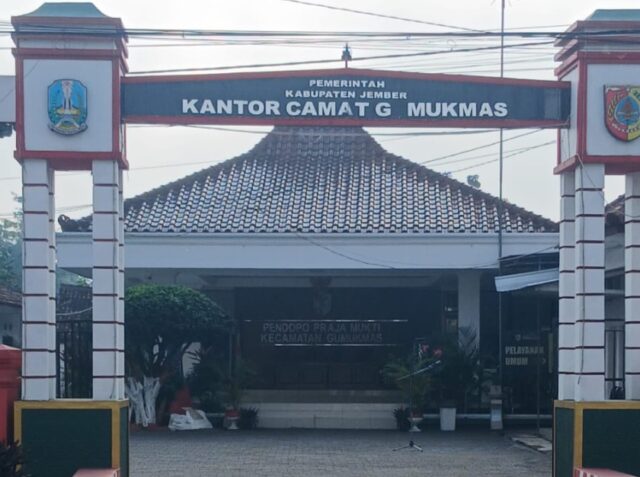 Dugaan pemalsuan akta hibah di Desa Bagorejo, Kecamatan Gumukmas, makin mencuat. Rabu (6/8/2025), korban bersama keluarga mendatangi Kantor Kecamatan untuk mencari kejelasan terkait akta hibah atas nama Denok Dwi Lestari serta surat keterangan ahli waris yang diduga dipalsukan. Foto : Sofyan