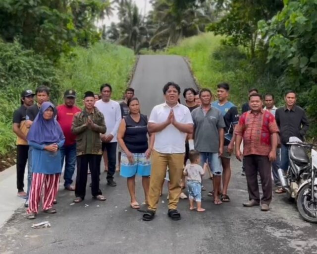 Setelah bertahun-tahun menanti, warga Tendeki Rok-rok akhirnya menikmati akses jalan yang layak. Apresiasi pun mengalir kepada Bupati Joune Ganda dan Wakil Bupati Kevin Lotulung atas perhatian yang nyata, Rabu (06/08/2025). Foto : Denny
