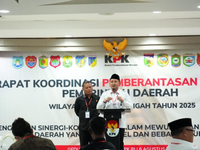 Bupati Tojo Una-Una, Ilham Lawidu, dengan tegas menyerukan perubahan di hadapan forum strategis KPK di Jakarta (6/8). Ia menantang para pejabat untuk menghentikan praktik korupsi dan berkata, "Sudah saatnya pejabat publik berhenti bermain-main dengan uang rakyat." Foto : Budi