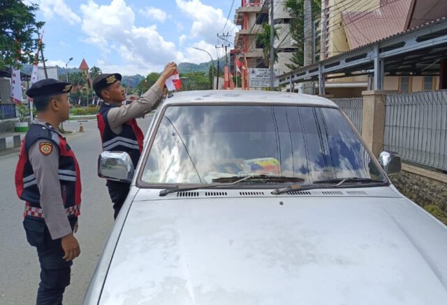 Menjelang HUT RI ke-80, Polres Tana Toraja semarakkan jalanan Makale dengan membagikan dan memasang bendera Merah Putih untuk menumbuhkan semangat nasionalisme di tengah Masyarakat, Rabu 7/8/2025. Foto : Syarif