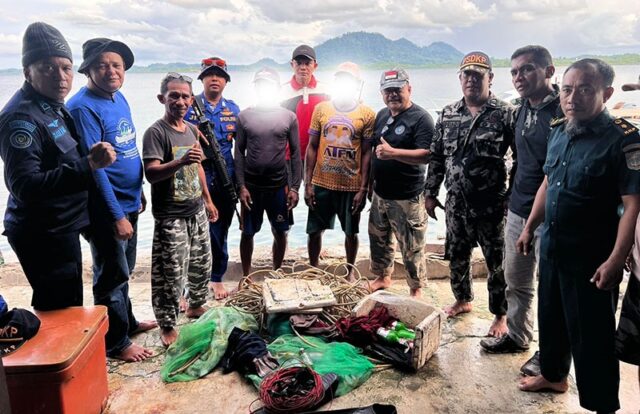 Dua pelaku bom ikan berhasil diringkus Tim Patroli Gabungan Satpolairud Polres Touna dan Dinas Perikanan Tojo Una-Una Rabu (6/8/2025). Bukti nyata komitmen melindungi laut dari praktik ilegal yang merusak ekosistem. Foto : Budi
