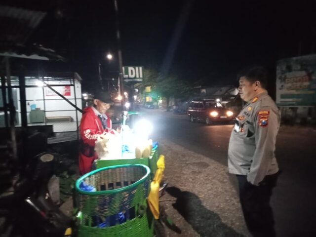 Di tengah tugas menjaga keamanan, Kapolsek Jombang AKP Miftahul Huda menunjukkan sisi kemanusiaannya. Saat patroli malam (6/8/2025), beliau berhenti untuk menyapa seorang kakek penjual jagung rebus yang duduk sendiri di pinggir jalan, sepi pembeli. Sebuah momen kecil yang penuh makna. Foto : Sofyan