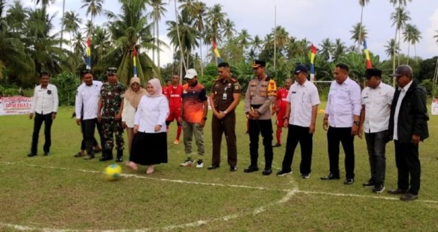 Turnamen Sepak Bola U-40 dalam rangka memeriahkan Hari Ulang Tahun ke-80 Republik Indonesia resmi dibuka oleh Wakil Bupati Tojo Una-Una, Surya S, Sos, di Lapangan Sepak Bola Sumoli, Kecamatan Ratolindo, Rabu (6/8/2025). Foto : Budi