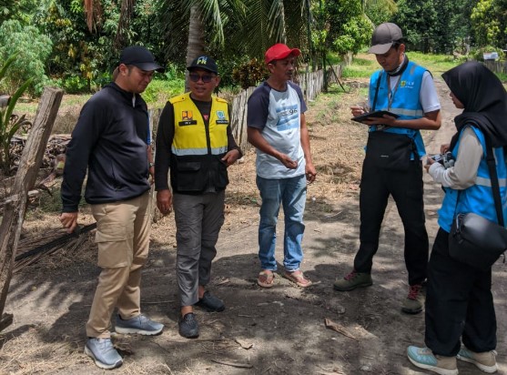 Tim gabungan dari Dinas PUPRPKPP Kabupaten Tojo Una-Una dan PLN UP3 Palu saat melakukan survei lapangan di ruas Paranonge–Kasiala, lokasi pembangunan jaringan listrik sepanjang 27 kilometer Kamis 7/8/2025. Proyek ini menjadi harapan baru bagi warga untuk akses listrik yang lebih merata. Foto : Budi