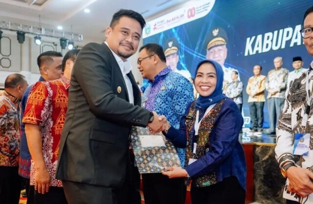 Gubernur Sumut Bobby Nasution secara simbolis menyerahkan Dana Bagi Hasil sebesar Rp 19,4 miliar kepada Bupati Labuhanbatu Maya Hasmita Jumat 8/8/2025. Dana ini diharapkan menjadi pemicu pembangunan yang langsung berdampak bagi warga. Foto : Heri