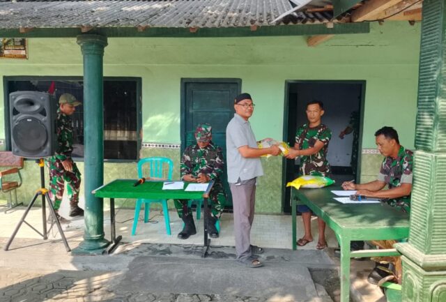 Warga antre tertib membeli beras murah di halaman Koramil 0824/21 Puger. Harga miring dan kualitas premium membuat bazar ini diserbu sejak pagi hari, Sabtu (9/8/2025). Foto : Sofyan