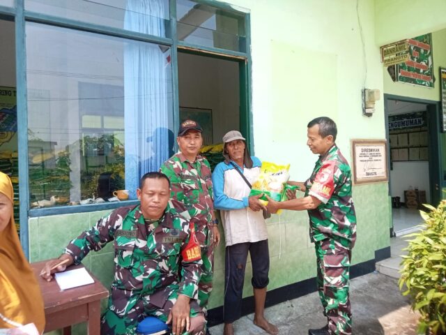 Seorang warga menunjukkan karung beras SPHP yang baru dibelinya di halaman Koramil 0824/27, Jember. Program ini menjadi harapan baru di tengah lonjakan harga bahan pokok. Foto : Sofyan