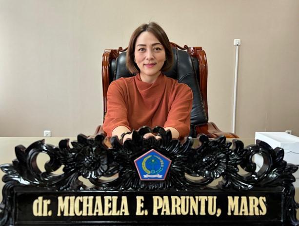 Wakil Ketua DPRD Sulut Michaela Elsiana Paruntu memberikan pernyataan pers di Gedung DPRD, menegaskan komitmen lembaganya dalam menyelesaikan kasus pencemaran limbah pabrik kelapa di Minahasa Selatan Jumat (8/8/2025). Foto : Desieree