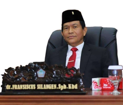 Ketua DPRD Sulut, Fransiscus Andi Silangen, saat menyampaikan desakan evaluasi sistem transportasi laut dalam rapat paripurna DPRD Sulut, Jumat (8/8/2025). Ia menegaskan perlunya RDP dengan KSOP usai tragedi kapal Barcelona V. Foto : Desieree