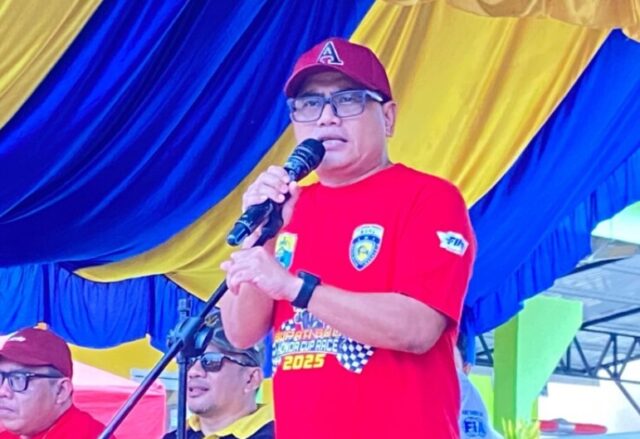 Bupati Buol H. Risharyudi Triwibowo memberi sambutan penuh semangat saat membuka Kejuaraan Balap Motor ‘Bupati Buol – Honda Cup Race 2025’. Lewat panggung balap, ia memacu arah baru pembangunan generasi muda dan promosi daerah Buol. Jumat (8/8). Foto : Budi