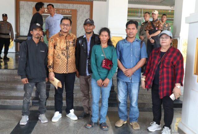 Amir dan Mugi, orang tua Al Fatih Usnan, membentangkan spanduk pencarian keadilan di halaman DPRD Kota Batam. Didampingi PK-SUMBA NTT dan diterima langsung oleh Komisi I, perjuangan mereka mendapat respons cepat dari wakil rakyat. Jumat 8 Agustus 2025. Foto : Ardiles