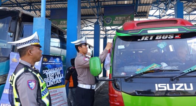 Petugas Satlantas Polres Lumajang memeriksa kondisi teknis angkutan umum dalam Ram Check massal di Terminal Minak Koncar, Kamis (7/8/2025). Operasi ini bertujuan menjamin keamanan penumpang dan menekan angka kecelakaan. (Sofyan)