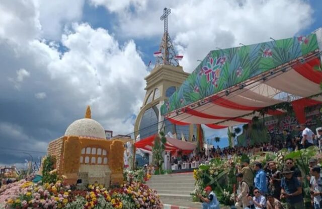 Gubernur Sulawesi Utara Yulius Selvanus Komaling bersama istri menikmati semarak TIFF 2025 di tengah parade bunga dan sorak sorai pengunjung dari berbagai negara Sabtu 9 Agustus 2025. Tomohon kembali memantapkan diri sebagai City of Flowers. Foto : Desieree