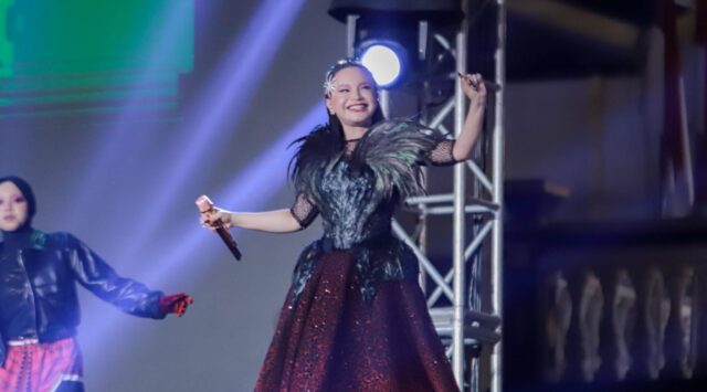 Jember Fashion Carnival (JFC) Artwear 2025 sukses memukau ribuan mata pada Sabtu (9/8). Jalan Sudarman disulap jadi panggung raksasa, menampilkan parade fesyen memikat, tata cahaya teatrikal, hingga pesta kembang api Jepang yang mengguncang langit dalam kemegahan. Foto : Sofyan