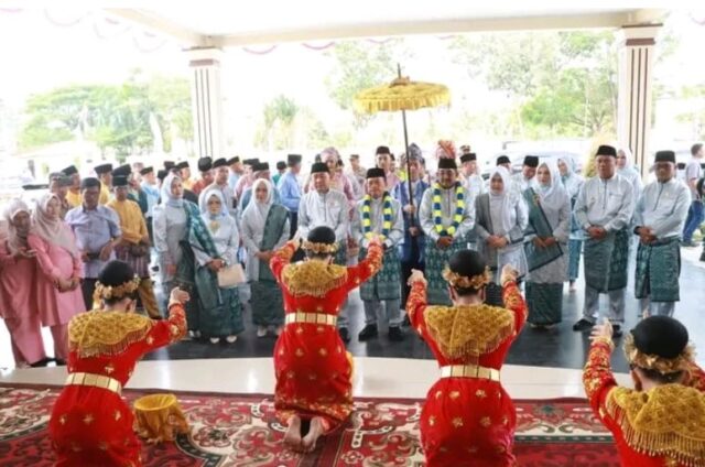 Momen bersejarah Rapat Paripurna Istimewa DPRD Kabupaten Tanjung Jabung Barat dalam rangka Hari Jadi ke-60 Minggu 10/08/2025, dihadiri Gubernur Jambi dan jajaran pejabat penting lainnya. Sebuah refleksi perjuangan enam dekade menuju Tanjab Barat BERKAH MADANI. Foto : Jun