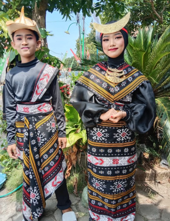 Siswa-siswi SDN 2 Kramat Nganjuk mengenakan pakaian adat khas wilayah timur Indonesia dalam Karnaval Budaya HUT RI ke-80 Minggu 10/08/2025. Semangat nasionalisme dan cinta budaya terpancar dari langkah-langkah kecil mereka yang membawa harapan besar bagi masa depan bangsa. Foto : Roma