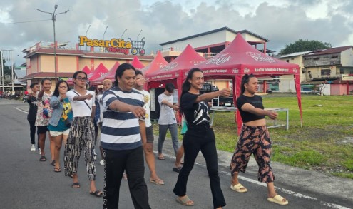 Langkah Pasti untuk Merah Putih! Komunitas Sahabat Waria Bitung berlatih gerak jalan dengan penuh semangat menjelang perayaan HUT RI ke-80 minggu 10 agustus 2025. Tak hanya rapi, tapi juga penuh cinta untuk Indonesia. Foto : Oldy Cax