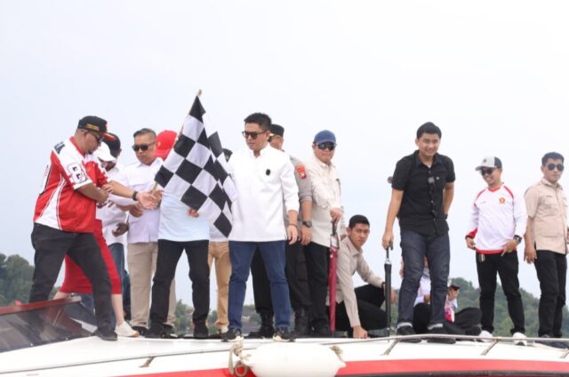 Deretan Sampan Layar melaju gagah di perairan Belakangpadang saat lomba Gerindra Cup I. Ribuan warga antusias menyaksikan ajang yang menghidupkan kembali semangat maritim Melayu Minggu 10 Agustus 2025. Foto : Ardiles
