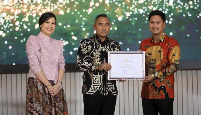 Wakil Wali Kota Kotamobagu, Rendy Virgiawan Mangkat, S.H., M.H., menerima Penghargaan Kota Layak Anak (KLA) Kategori Nindya Tahun 2025 dalam ajang bergengsi yang diselenggarakan oleh Kementerian Pemberdayaan Perempuan dan Perlindungan Anak RI, Jumat, 8 Agustus 2025. Foto : Gie