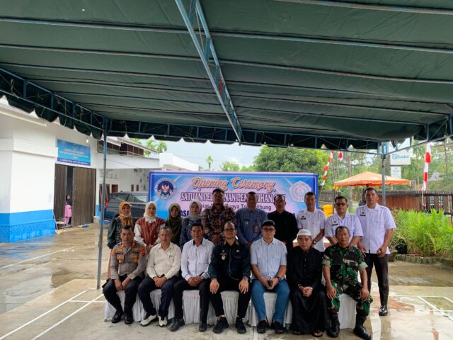 Suasana penuh semangat saat pembukaan Dapur Makan Bergizi Gratis (MBG) oleh Yayasan Pendidikan Al Muslimun Nusantara di Kelurahan Kapias Pulau Buaya, Teluk Nibung Sabtu, 9 Agustus 2025. Program ini bertujuan meningkatkan gizi anak-anak sekolah dan mendapat sambutan hangat dari masyarakat dan tokoh daerah. Foto : Rio