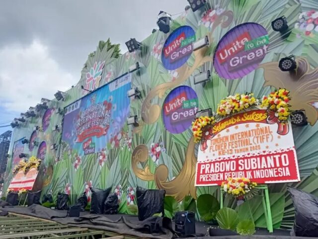 Sabtu, 9 Agustus 2025 – Pengunjung berfoto di depan papan ucapan selamat dari Presiden RI Prabowo Subianto dan keluarga Djojohadikusumo, yang menjadi sorotan utama di lokasi Tomohon International Flower Festival (TIFF) 2025, Menara Alfa Omega, Tomohon. Karangan bunga ini juga dikawal Waranyé Kabasaran dan ramai dijadikan latar swafoto oleh masyarakat dan komunitas Teman Prabowo Sedunia. (Foto: dekygeruh)