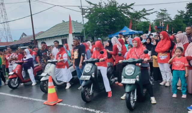 Suasana meriah di Taman Jembatan Hayal, Ampana, saat ribuan warga mengikuti "Car Free Day Maimo Molinja 6000 Lankah" sebagai bagian dari perayaan HUT ke-80 RI Minggu, 10 Agustus 2025 . Wakil Bupati Hj. Surya turut memeriahkan lomba motor lambat bersama pejabat daerah, membuat Minggu pagi jadi penuh tawa, kebersamaan, dan semangat kemerdekaan. (Foto : Budi)