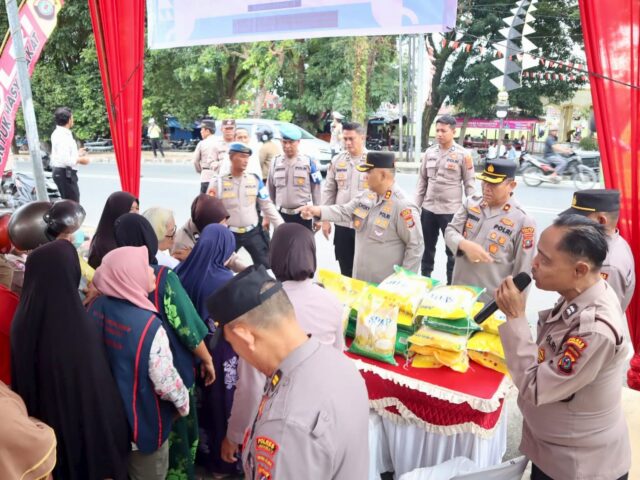 Kapolres Labuhanbatu AKBP Choky Sentosa Meliala bersama jajaran dan Bhayangkari menyerahkan beras murah kepada warga dalam Program Gerakan Pangan Murah (GPM) di halaman Mapolres Labuhanbatu Senin, 11 Agustus 2025. Kegiatan ini menjadi bentuk kepedulian Polres Labuhanbatu dalam meringankan beban masyarakat di tengah kenaikan harga pangan. Foto : Heri