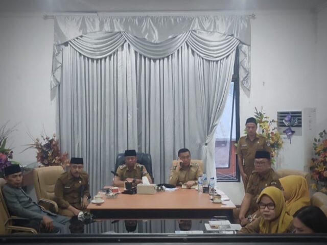 Bupati Boltim Oskar Manoppo memimpin rapat penataan tenaga non-ASN dan rencana usulan PPPK paruh waktu di ruang rapat Wakil Bupati, Senin (11/8/2025), dihadiri Wabup Argo V. Sumaiku, Pj Sekda M. Iksan Pangalima, para asisten, serta jajaran perangkat daerah.