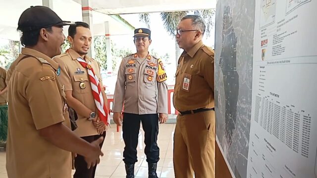 Pendopo Kantor Desa Gumukmas menjadi saksi komitmen bersama para pemangku kepentingan dalam penetapan dan penegasan batas desa, Selasa (12/8/2025). Hadir dalam momen penting ini para kepala desa, perangkat desa, BPD, tokoh masyarakat, perwakilan DPMD Jember, serta unsur tiga pilar Kecamatan Gumukmas: Camat, Kapolsek, dan Danramil. Foto : Sofyan