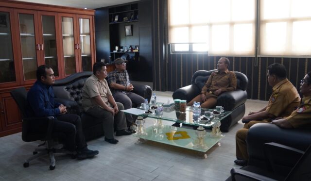 Wali Kota Tanjungbalai, Mahyaruddin Salim saat menerima audiensi dari Ketua Lembaga Demokrasi Sumberdaya Insani (DemokraSI), Yusuf Daulay di ruang kerja Wali Kota Tanjungbalai, Selasa, 12 Agustus 2025. Foto: Rio Saputra