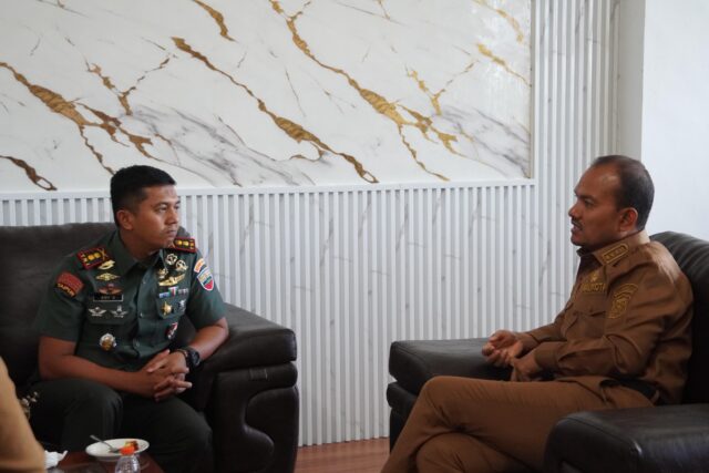 Wali Kota Tanjungbalai, Mahyaruddin Salim (kedua dari kanan), berbincang hangat dengan Komandan Kodim 0208/Asahan, Letkol Inf Edy Syahputra, S.H., M.I.P. (kedua dari kiri), saat kunjungan kerja di ruang kerja Wali Kota Tanjungbalai, Selasa, 12 Agustus 2025. Foto: Rio Saputra