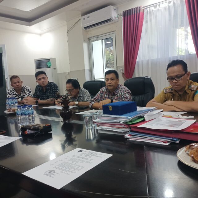 Asisten Pemerintahan dan Kesra Setda Minahasa Utara memimpin rapat persiapan Kejuaraan Berkuda, Bendi Kalaper, dan Roda Sapi, Selasa, 12 Agustus 2025, di Ruang Rapat Sekda Minut. Rapat dihadiri oleh jajaran PORDASI Sulut dan Minut serta OPD terkait. (Foto: Denny)