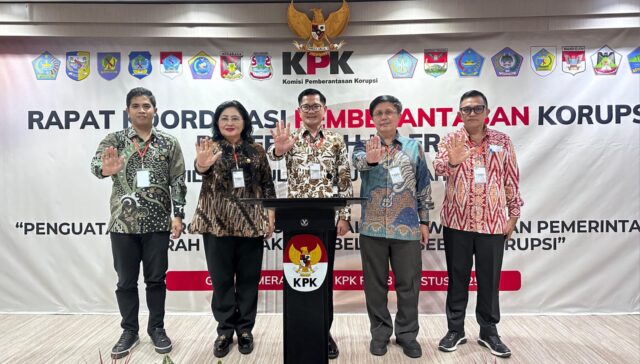 Rabu, 13 Agustus 2025 — Bupati Minahasa Utara Joune Ganda, SE, MAP, MM, MSi bersama Ketua DPRD Minut Vonny A. Rumimpunu, Sekda Ir. Wowiling, MSi, dan Kepala Inspektorat Steven Tuwaidan menghadiri Rapat Koordinasi Pencegahan Korupsi yang diselenggarakan oleh KPK di Gedung Merah Putih, Jakarta. Kegiatan ini menjadi ajang penyatuan komitmen antikorupsi antara kepala daerah dan DPRD se-Sulawesi Utara. Foto : Denny